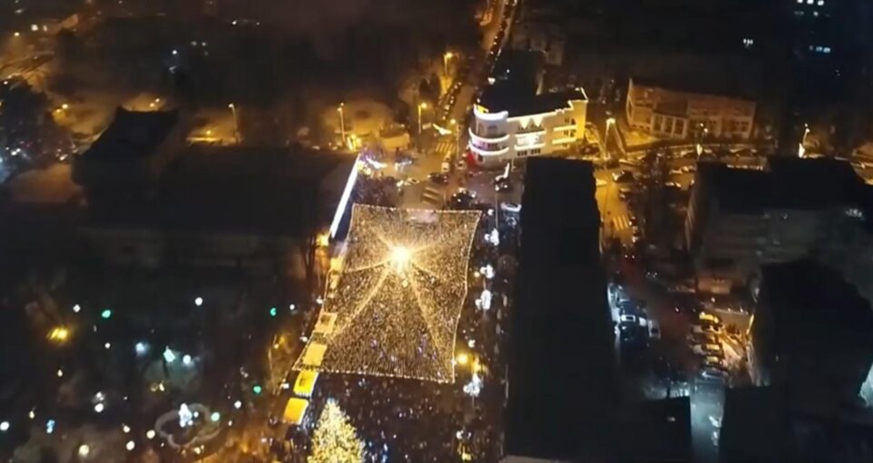 O cupolă de lumini acoperă întregul platou central al municipiului