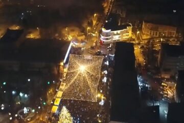 O cupolă de lumini acoperă întregul platou central al municipiului