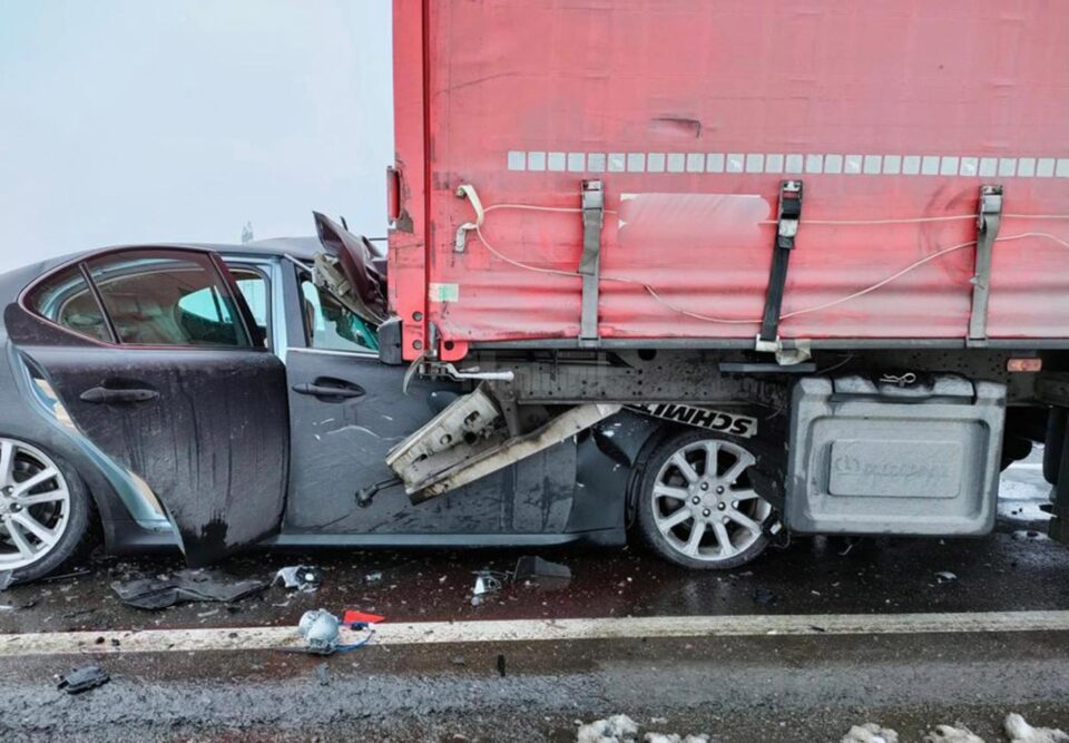 A intrat cu autoturismul sub un tir și a scăpat cu traumatisme ușoare