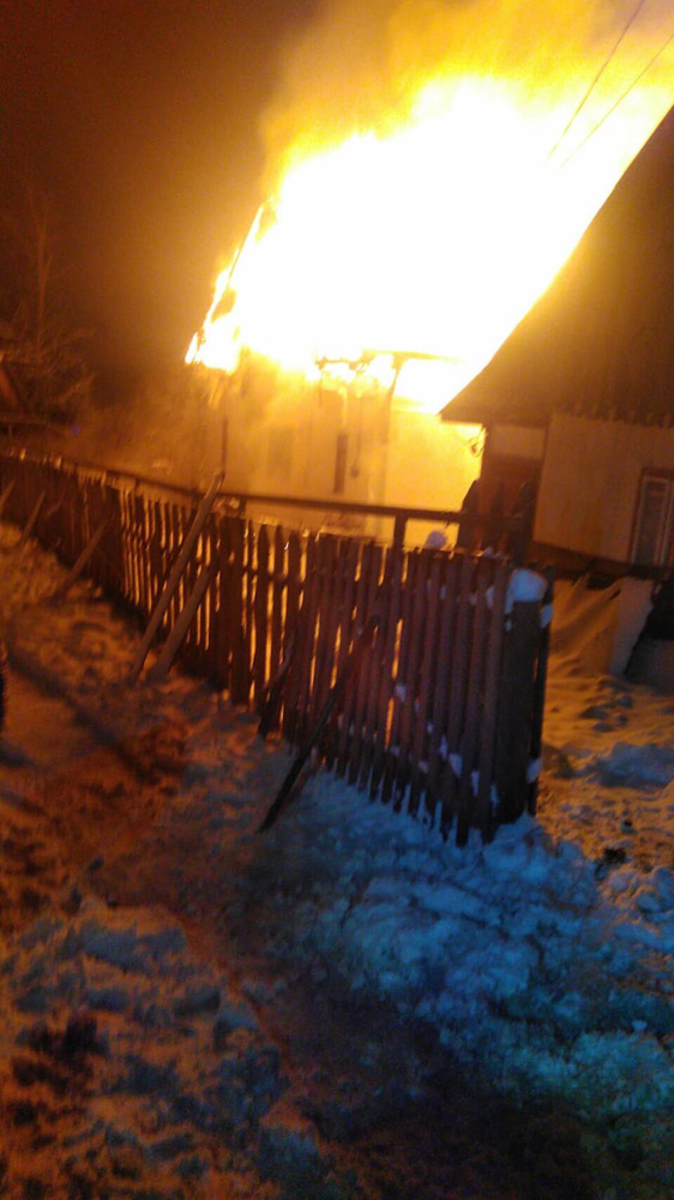 A văzut din grajd cum casa i-a luat foc
