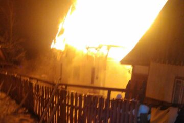 A văzut din grajd cum casa i-a luat foc