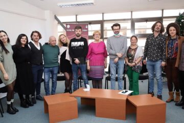 Întreaga echipă de actori și regizorul spectacolului „O noapte furtunoasă”, alături de conducerea teatrului sucevean
