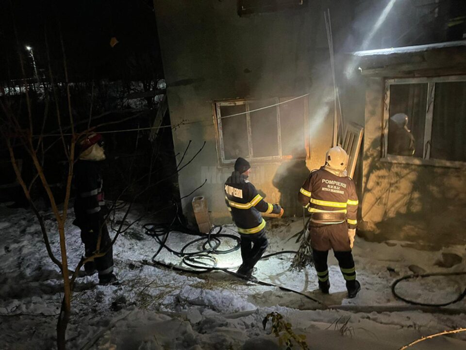 Un bărbat a suferit arsuri și a ajuns la spital după un incendiu care i-a distrus parțial casa