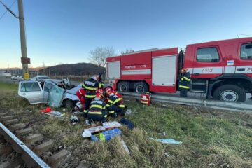 Autoturismul VW Golf a fost lovit aproape în plin de tren