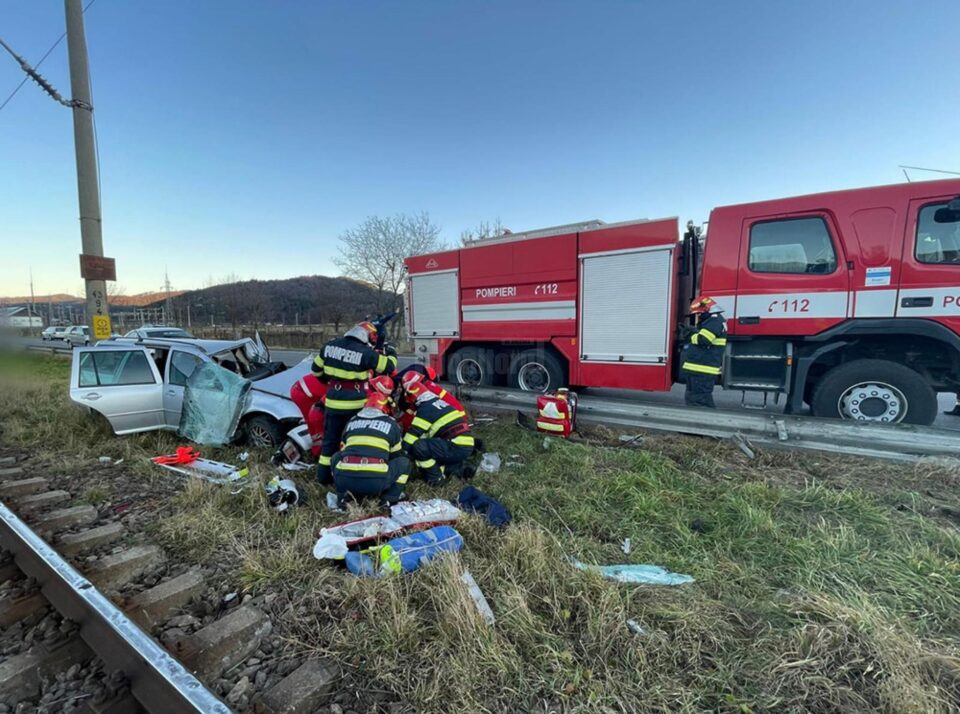 Autoturismul VW Golf a fost lovit aproape în plin de tren