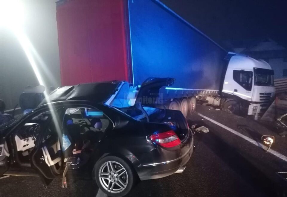 Mașina în care erau trei tineri s-a zdrobit de tir
