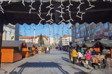 Târgul de Crăciun din centrul Sucevei rămâne deschis până pe 15 ianuarie 2022