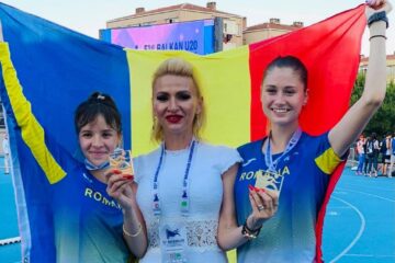 Antrenoarea Elena Erzilia Țîmpău alături de cele două sportive