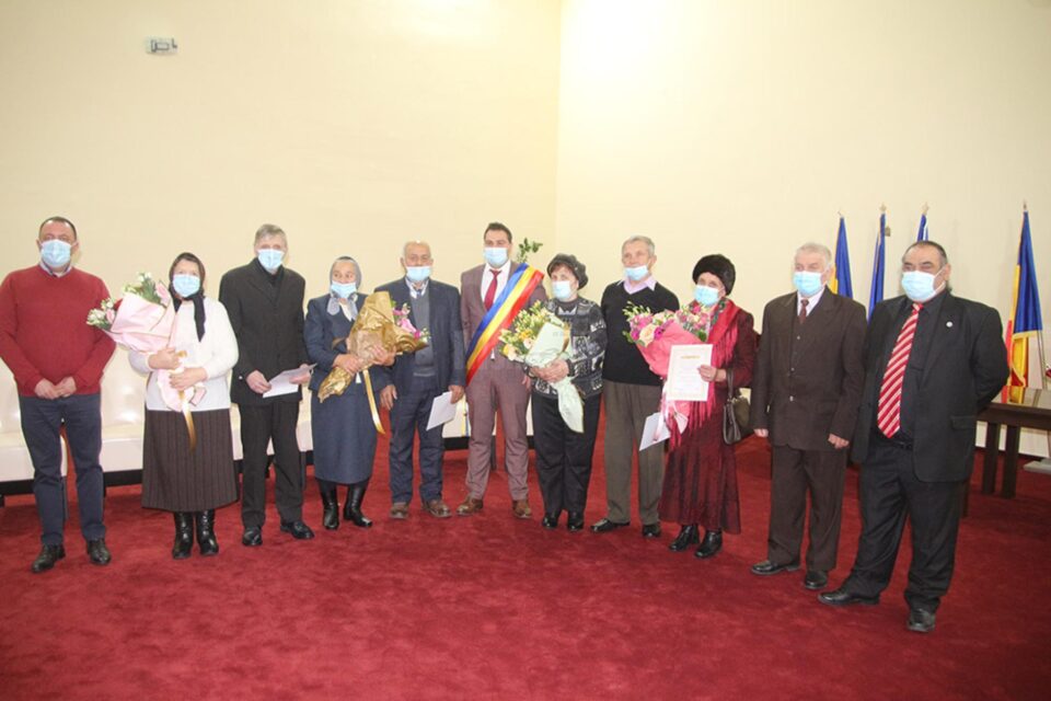 Șase cupluri din comuna Pătrăuți care au împlinit 50 de ani de căsătorie au primit din partea primarului Adrian Isepciuc titlul „Model de viață” Șase cupluri din comuna Pătrăuți care au împlinit 50 de ani de căsătorie au primit din partea primarului Adrian Isepciuc titlul „Model de viață”