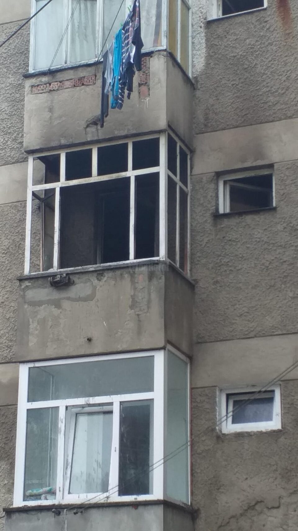 Incendiu la un bloc din Broșteni