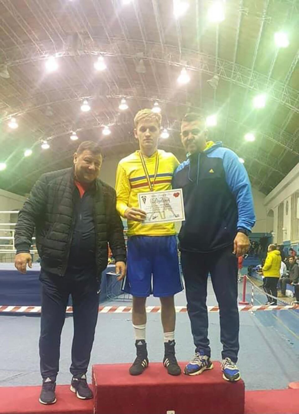 Radu Semian încadrat de fostul mare campion Feri Vastag și de antrenorul Andu Vornicu Radu Semian încadrat de fostul mare campion Feri Vastag și de antrenorul Andu Vornicu