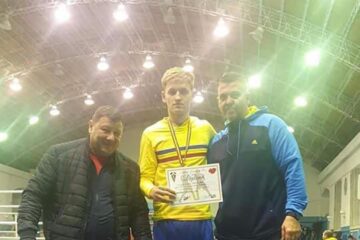 Radu Semian încadrat de fostul mare campion Feri Vastag și de antrenorul Andu Vornicu