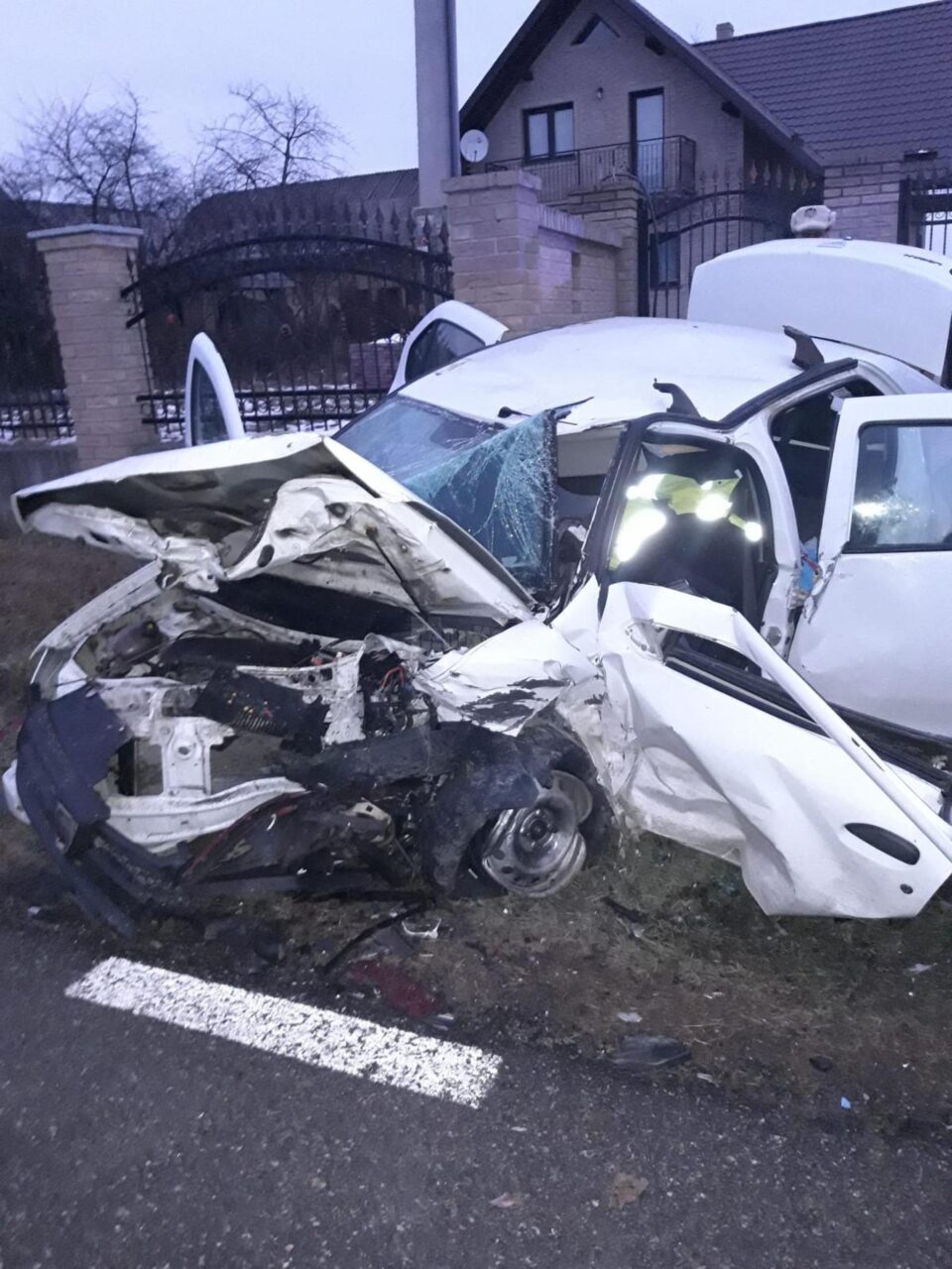 Două autoturisme au fost implicate într-un accident rutier violent petrecut marți după-amiază pe raza comunei Poieni Solca Două autoturisme au fost implicate într-un accident rutier violent petrecut marți după-amiază pe raza comunei Poieni Solca
