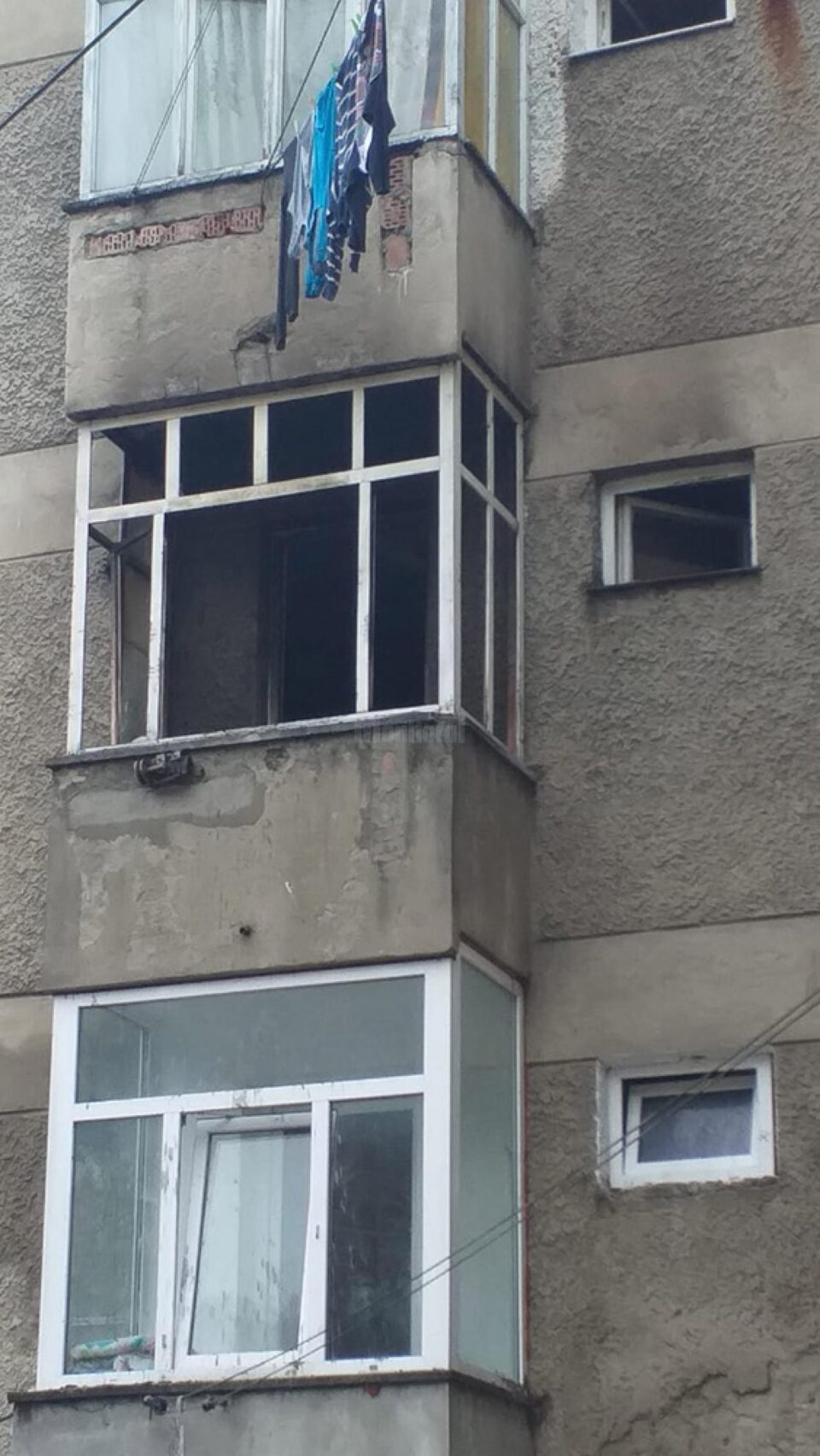 Lucrătorii Serviciului Voluntar pentru Situații de Urgență Broșteni au reușit să stingă incendiul rapid