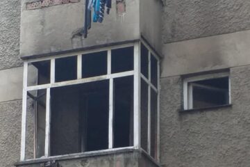 Lucrătorii Serviciului Voluntar pentru Situații de Urgență Broșteni au reușit să stingă incendiul rapid