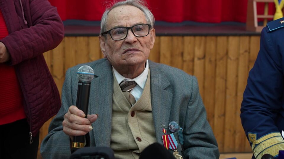 Constantin Florea s-a născut în data de 25 septembrie 1916, în orașul Dolhasca