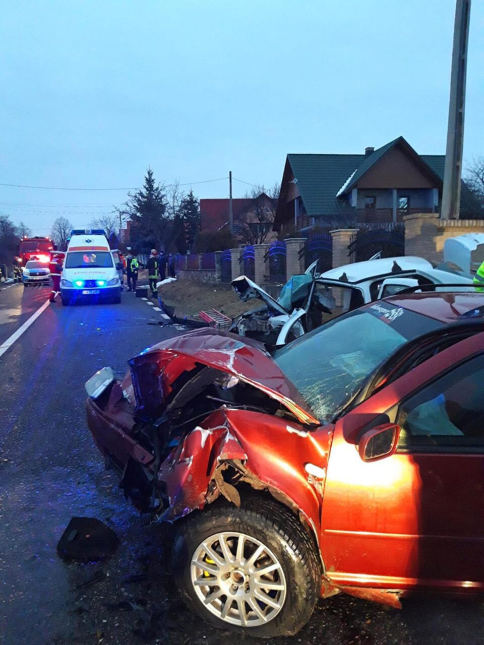 Două autoturisme au fost implicate într-un accident rutier violent petrecut marți după-amiază pe raza comunei Poieni Solca Două autoturisme au fost implicate într-un accident rutier violent petrecut marți după-amiază pe raza comunei Poieni Solca