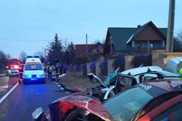 Două autoturisme au fost implicate într-un accident rutier violent petrecut marți după-amiază pe raza comunei Poieni Solca