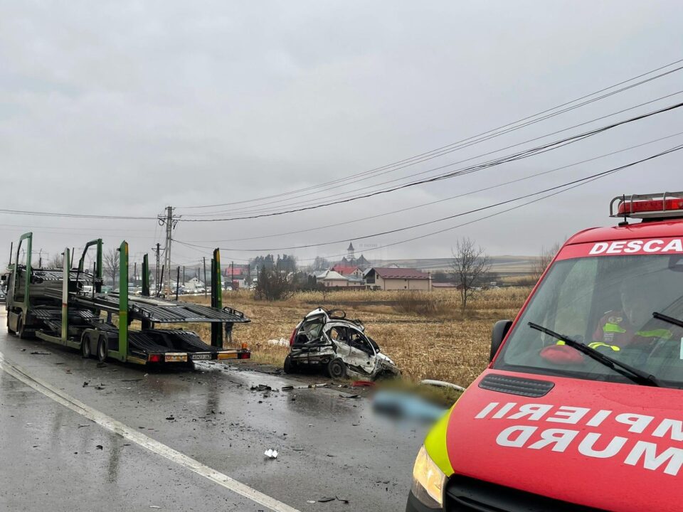 Accident mortal la Cumpărătura, după un impact între un autoturism și un camion