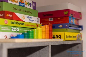 Cele 7 săli de terapie, de la centrul „Atipic” din Suceava, au fost mobilate și dotate cu jocuri, jucării și materiale educaționale adecvate, destinate activităților terapeutice