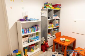 Cele 7 săli de terapie, de la centrul „Atipic” din Suceava, au fost mobilate și dotate cu jocuri, jucării și materiale educaționale adecvate, destinate activităților terapeutice
