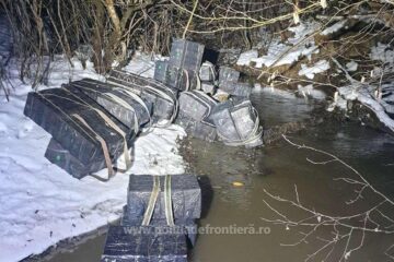 15.000 de pachete de țigări de contrabandă, abandonate în albia unui pârâu