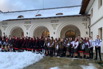Grupul vocal „Sf. Daniil Sihastrul” al Colegiului Național „Eudoxiu Hurmuzachi”, la colindat