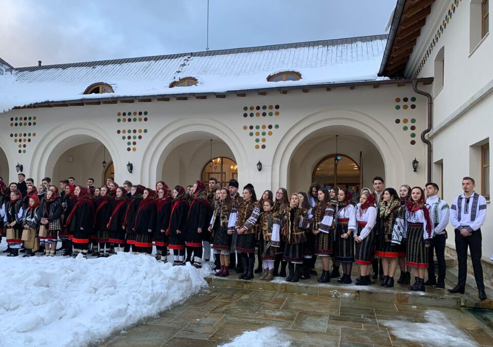 Grupul vocal „Sf. Daniil Sihastrul” al Colegiului Național „Eudoxiu Hurmuzachi”, la colindat Grupul vocal „Sf. Daniil Sihastrul” al Colegiului Național „Eudoxiu Hurmuzachi”, la colindat