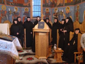 Slujbă arhierească, cuvinte de învățătură, colinde și distincții, într-o zi de sărbătoare, la Mănăstirea Voroneț