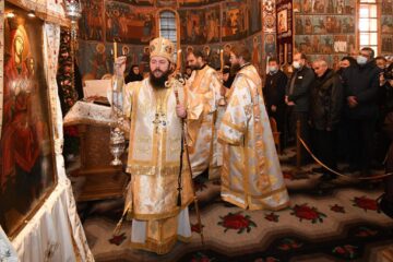Slujbă arhierească, cuvinte de învățătură, colinde și distincții, într-o zi de sărbătoare, la Mănăstirea Voroneț