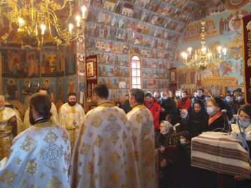 Slujbă arhierească, cuvinte de învățătură, colinde și distincții, într-o zi de sărbătoare, la Mănăstirea Voroneț