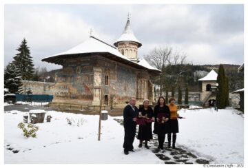 Slujbă arhierească, cuvinte de învățătură, colinde și distincții, într-o zi de sărbătoare, la Mănăstirea Voroneț