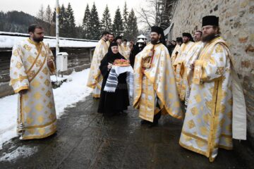 Slujbă arhierească, cuvinte de învățătură, colinde și distincții, într-o zi de sărbătoare, la Mănăstirea Voroneț