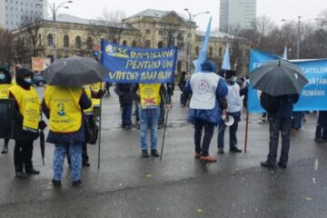 O delegație a Alianței Sindicatelor din Învățământ (ASI) Suceava protestează la București