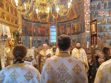 Slujbă arhierească, cuvinte de învățătură, colinde și distincții, într-o zi de sărbătoare, la Mănăstirea Voroneț