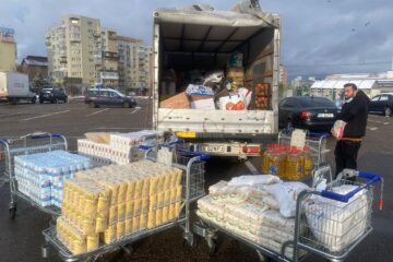 Un camion cu bunuri a ajuns la oamenii in suferinta