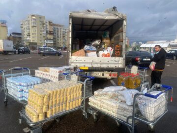Un camion cu bunuri a ajuns la oamenii in suferinta