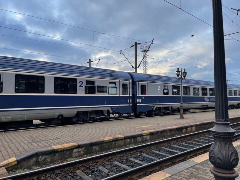 Trenuri ținute în gări de ore în șir