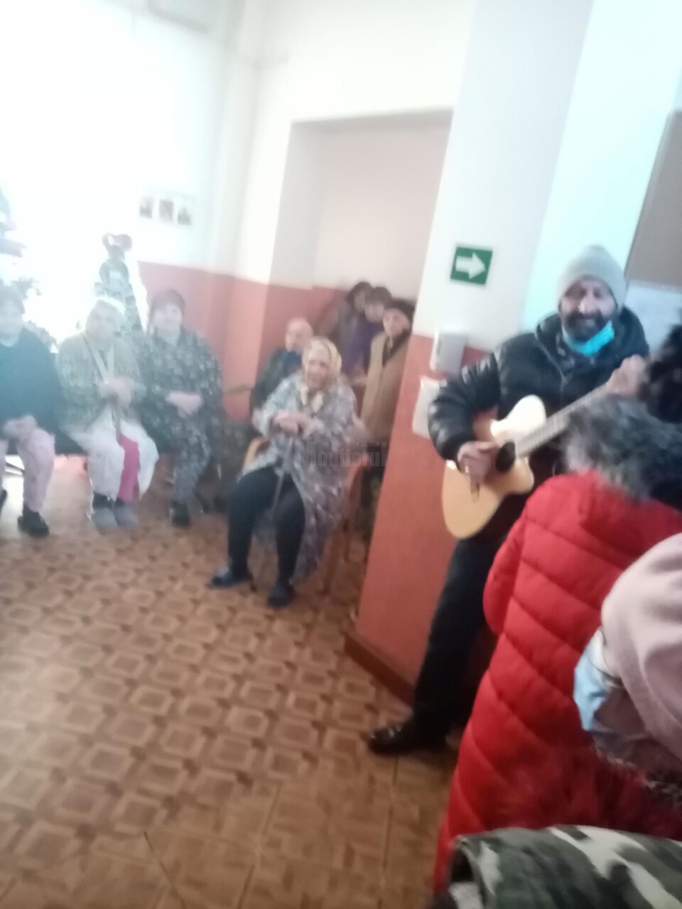 „Bunicii” de la Căminul pentru Persoane Vârstnice Solca, colindați de elevi de la Soloneț (3).jpg