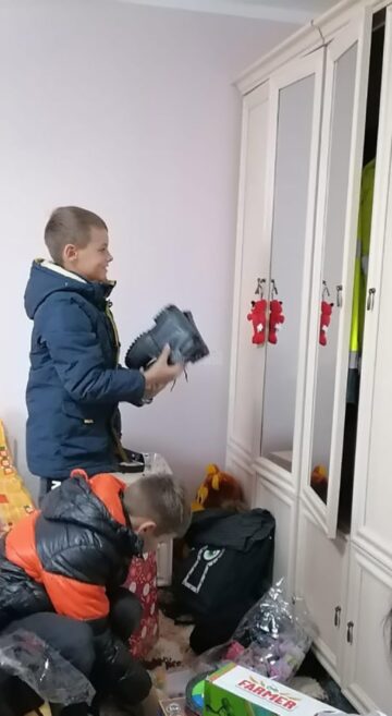 Învățătoarea Nicoleta Bogoș și „Licuricii Fericiți” au sărit în ajutorul familiei cu șase copii din Izvoarele Sucevei, familie care și-a pierdut toată agoniseala într-un incendiu