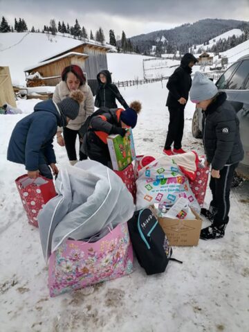 Învățătoarea Nicoleta Bogoș și „Licuricii Fericiți” au sărit în ajutorul familiei cu șase copii din Izvoarele Sucevei, familie care și-a pierdut toată agoniseala într-un incendiu