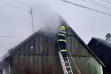 Casa distrusă de incendiu