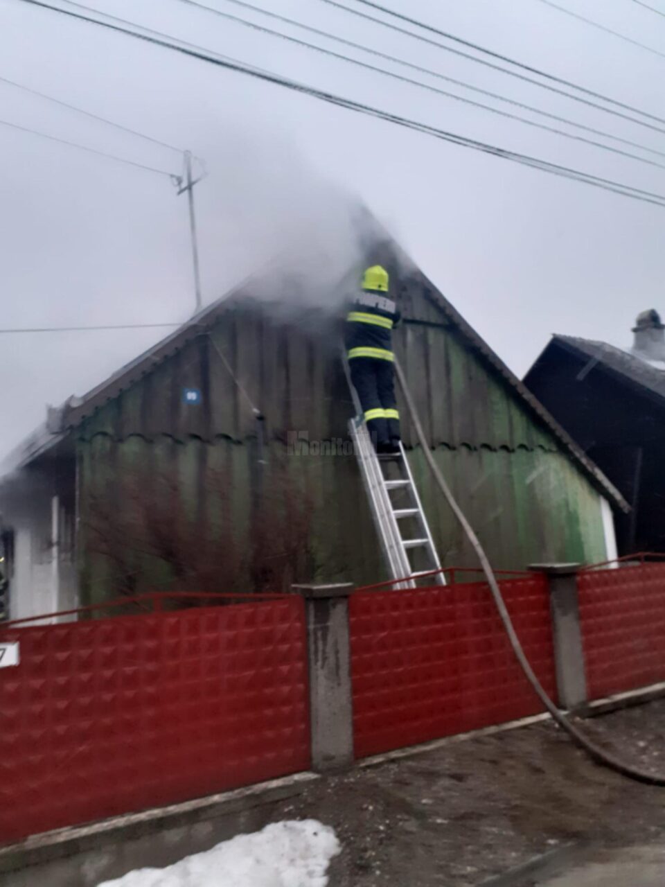 Casa distrusă de incendiu