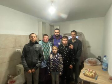 Andrei Bacoș și câțiva beneficiari ai acțiunii sale