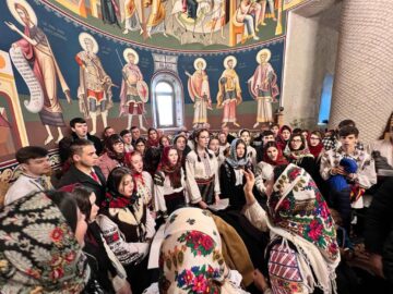 Mai mulți voluntari suceveni au colindat cadrele medicale de la Spitalul Județean, bătrâni din centre sociale și credincioși din mai multe parohii