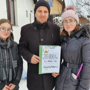 Învățătoarea Nicoleta Bogoș și „Licuricii Fericiți” au sărit în ajutorul familiei cu șase copii din Izvoarele Sucevei, familie care și-a pierdut toată agoniseala într-un incendiu