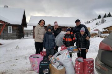 Învățătoarea Nicoleta Bogoș și „Licuricii Fericiți” au sărit în ajutorul familiei cu șase copii din Izvoarele Sucevei, familie care și-a pierdut toată agoniseala într-un incendiu