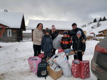 Învățătoarea Nicoleta Bogoș și „Licuricii Fericiți” au sărit în ajutorul familiei cu șase copii din Izvoarele Sucevei, familie care și-a pierdut toată agoniseala într-un incendiu