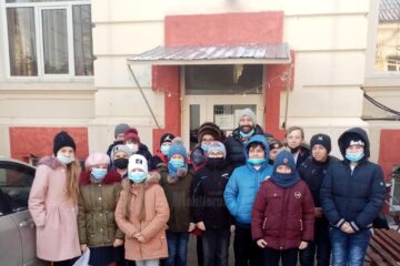 „Bunicii” de la Căminul pentru Persoane Vârstnice Solca, colindați de elevi de la Soloneț (3).jpg