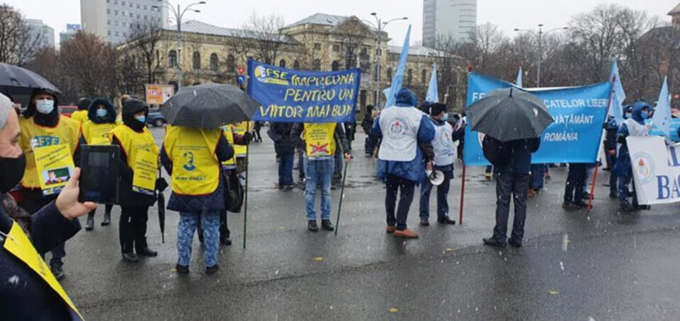 O delegație a Alianței Sindicatelor din Învățământ (ASI) Suceava protestează la București O delegație a Alianței Sindicatelor din Învățământ (ASI) Suceava protestează la București